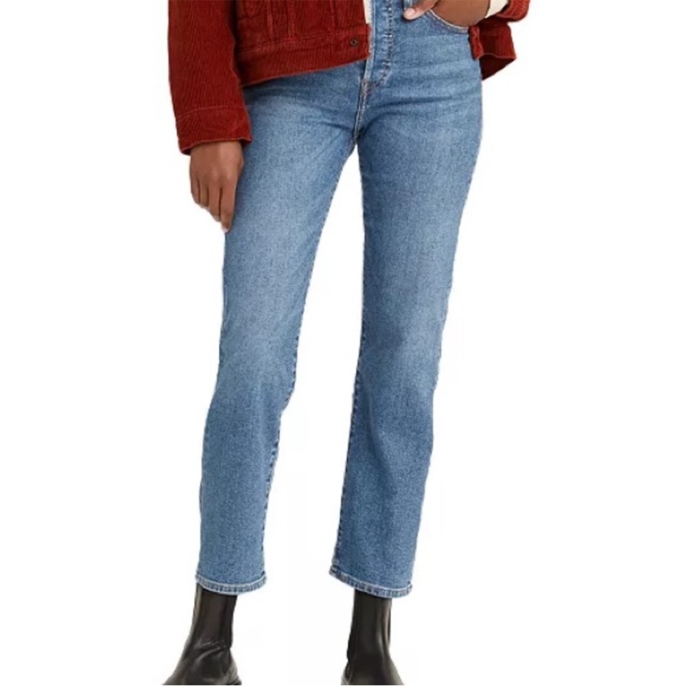 Levi's Women's Straight Leg Jeans in Light Blue Wash